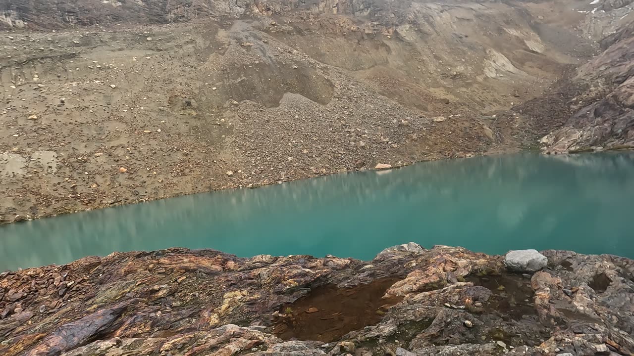 Lagunas bajo de Vallunaraju
