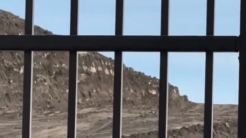 Deux extraterrestres ont émergé de l'OVNI et ont été aperçus marchant au sommet de la montagne.