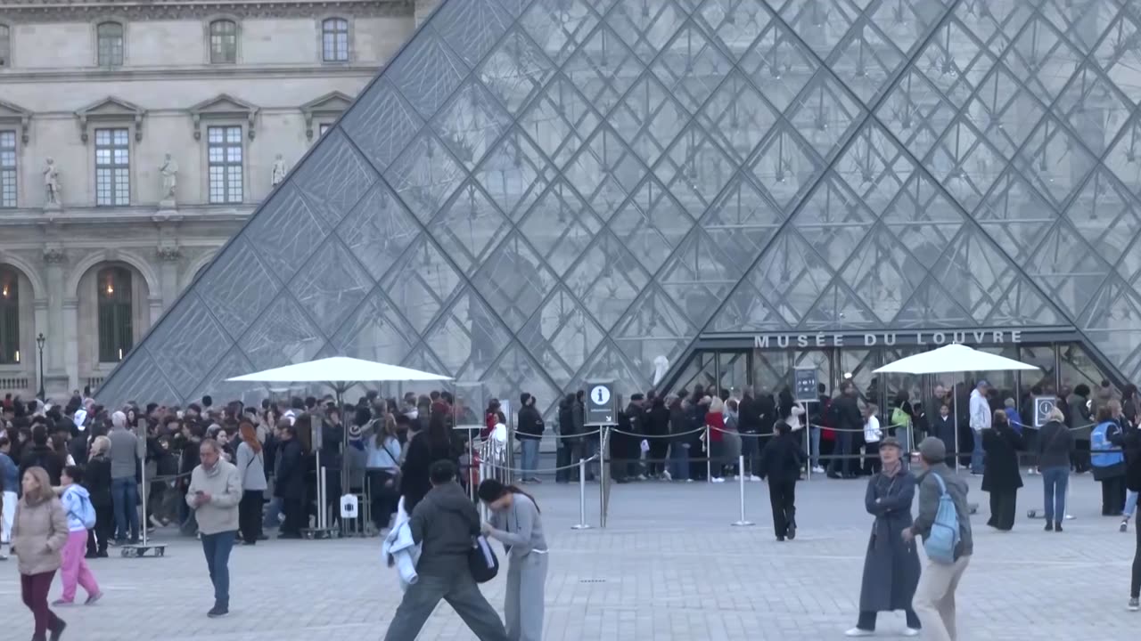Louvre re-opens for the first time since jewelry heist