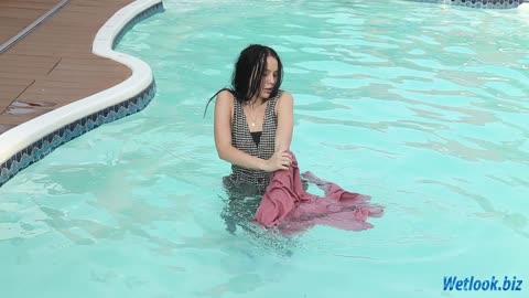 Wetlook girl in the pool