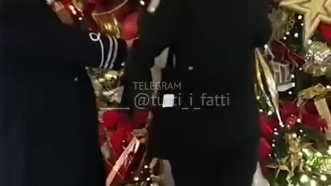 London: Manure under the Christmas tree at The Ritz in protest against the "super-rich"