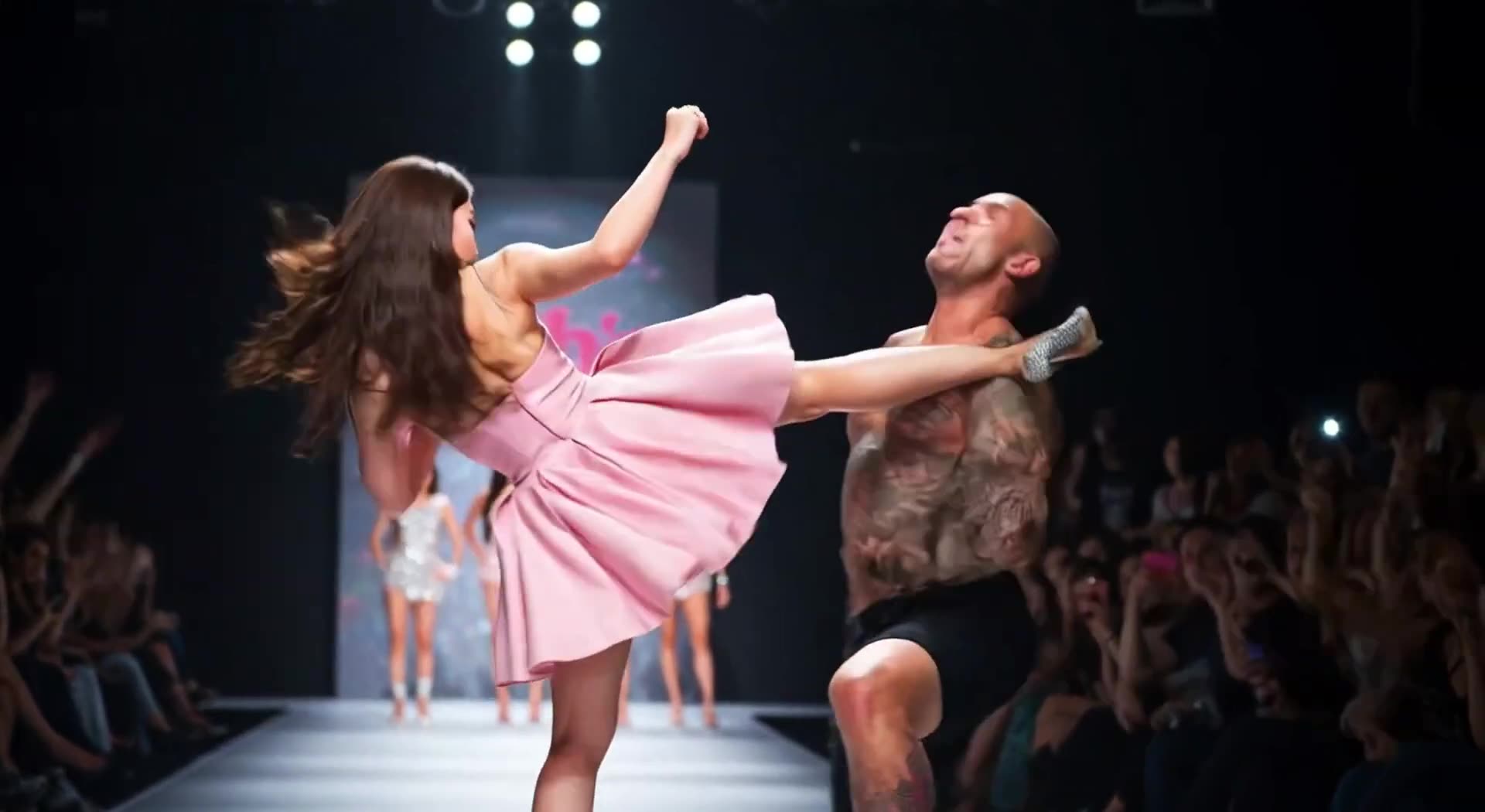 Kung Fu Girl defeats bully who harassed her on the catwalk! #kungfugirl #wushufight #fight