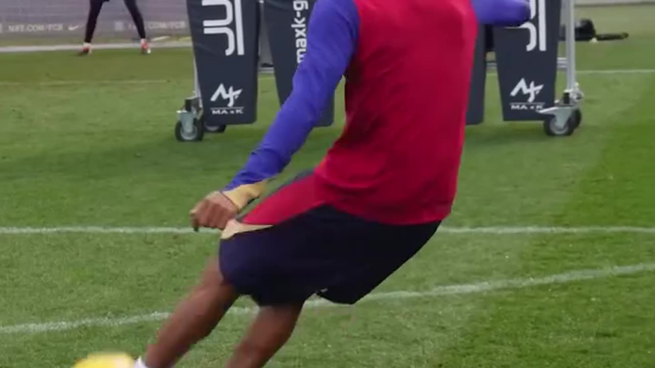 Really ππππππΎππππ his free-kick technique