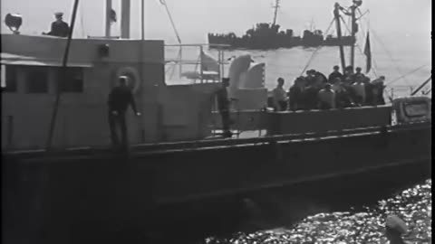GERMAN SUBMARINE SURRENDERS - GERMAN SUBMARINE SURRENDERS - 428-npc-7963