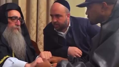 Kanye West apologizing to a rabbi for his statements about jews.