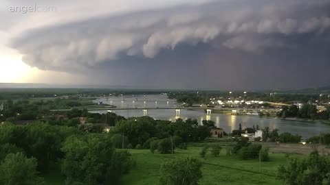 The #derecho was moving in at 70 mph with 70-100 mph winds inside. Bismarck, ND