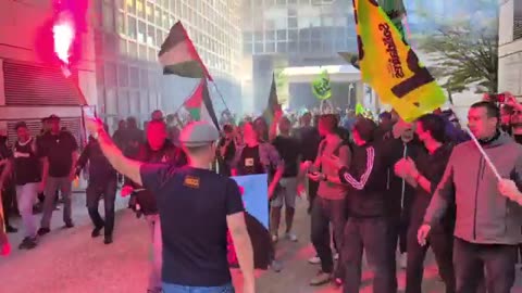 Protesters Storm Ministry of Economy in Paris