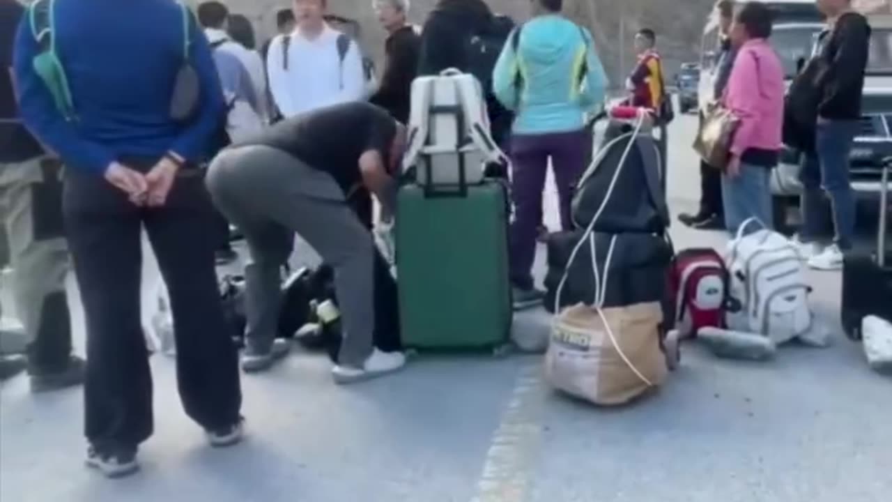 Pakistan-China Border: Chinese Workers Stranded as Traders Protest Federal Taxes at Khunjerab Pass