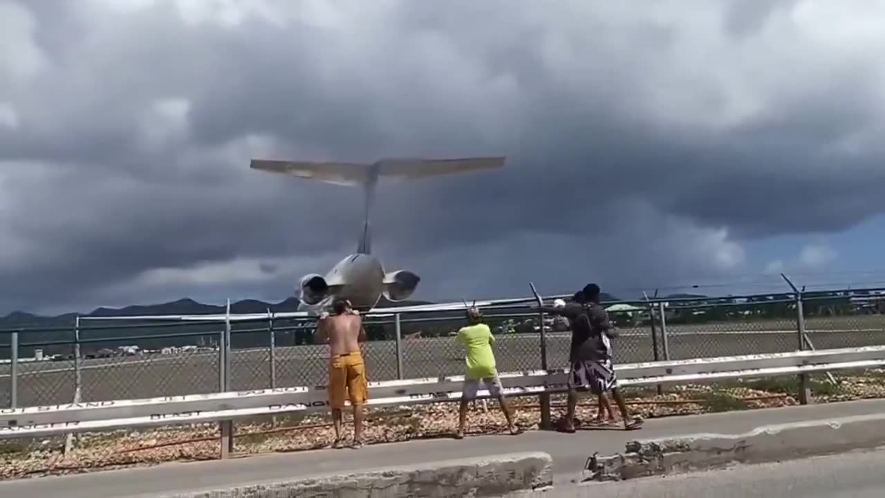 Tourists at St. Martin Airport were blown away by the intense engine blast of an airplane 🤯