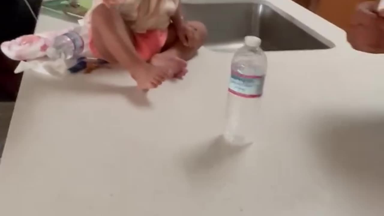 "Baby Flips Bottle Perfectly Multiple Times – Everyone Shocked! 😱👶"