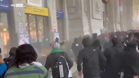 Một cuộc đụng độ dữ dội giữa những người Hồi giáo ủng hộ Palestine và cảnh sát...