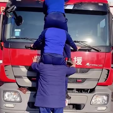 When you're short but your friends got your back!.hd