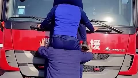 When you're short but your friends got your back!.hd