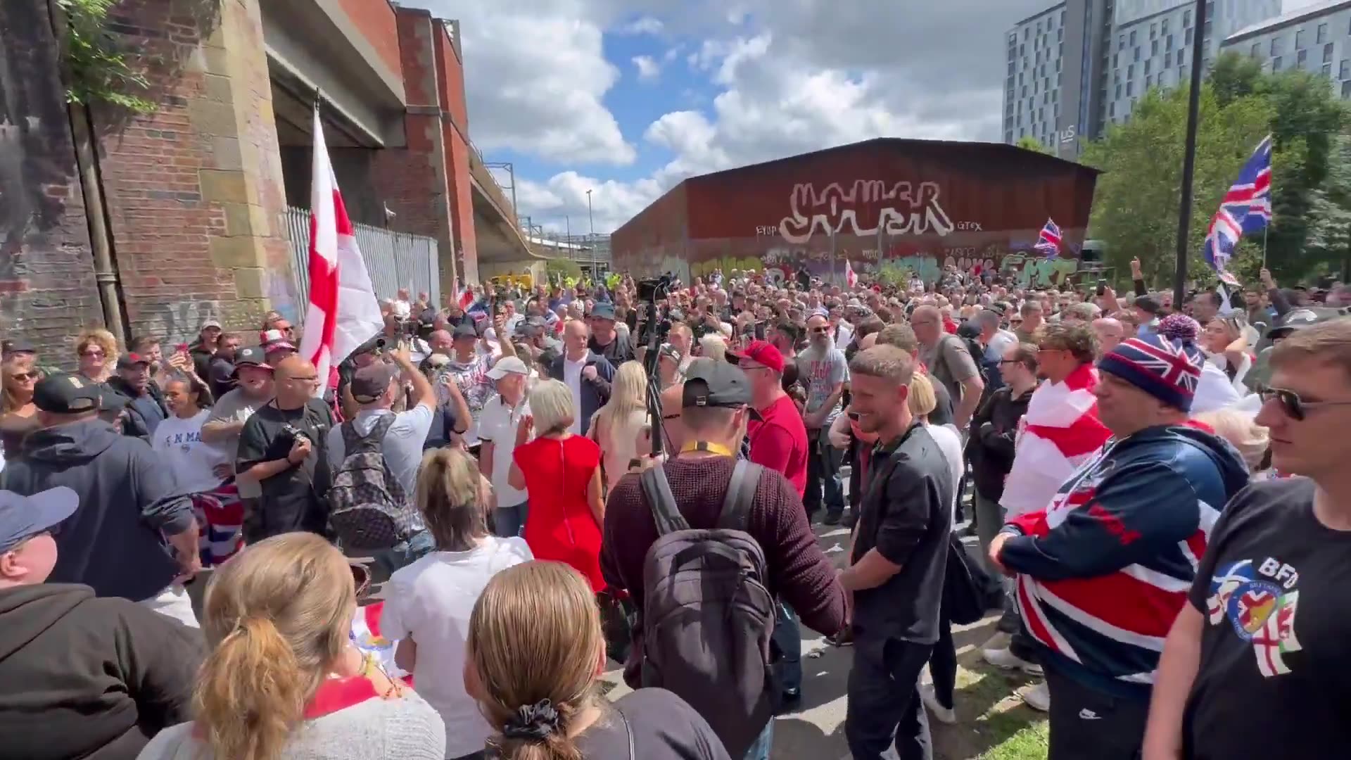 🇬🇧UK BREAKING: Theres an ENORMOUS march against mass migration, in favor of deportations