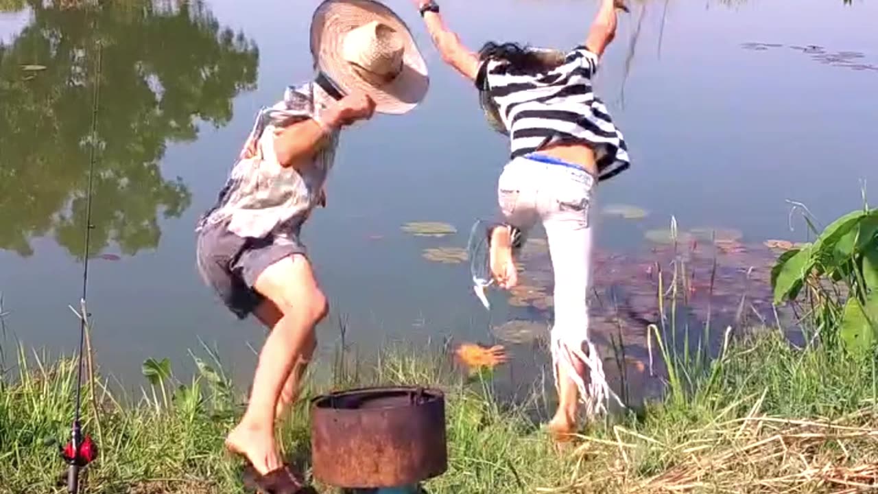 Balloon Pop, Couple Dive In!