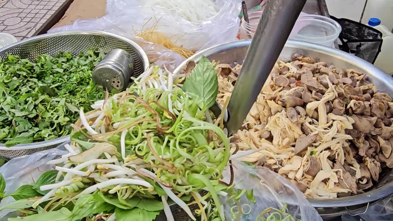 Vietnamese street food (part 10) - "My ga" - Chicken noodle