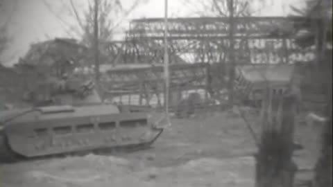 AUSTRALIAN ARMY LAND... - AUSTRALIAN ARMY LANDS AT BALIKPAPAN, BORNEO, NETHERLANDS E. - 111-adc-4906