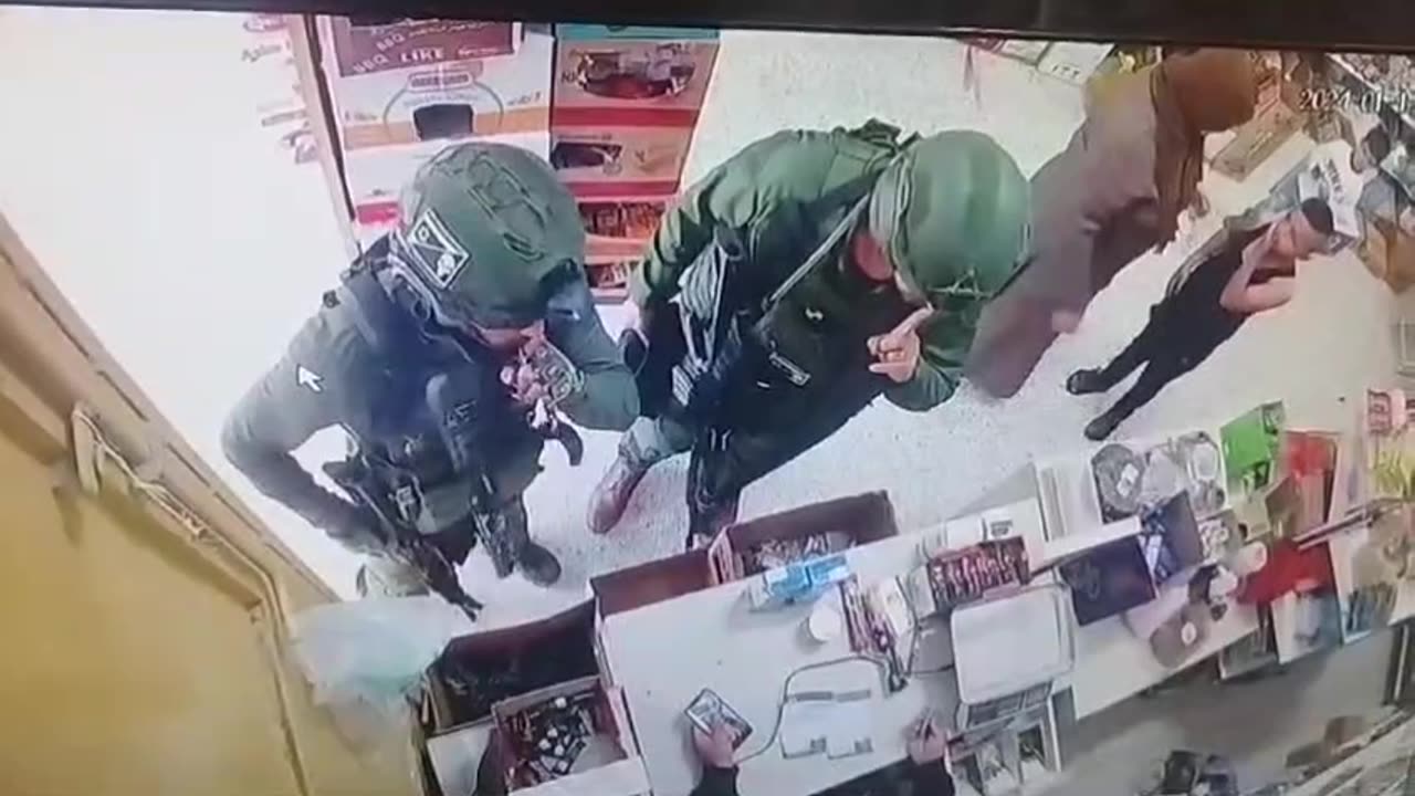 Israeli Soldier Aggresses Palestinian Child in Hebron