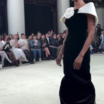 Fashion Legend NAOMI CAMPBELL Opens the Richard Quinn Fashion Show!!! #LFW @naomi @richardquinn