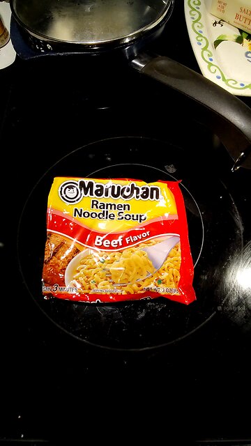 Eating Maruchan Ramen Noodle Beef Flavor, Dbn, MI, 11/8/25