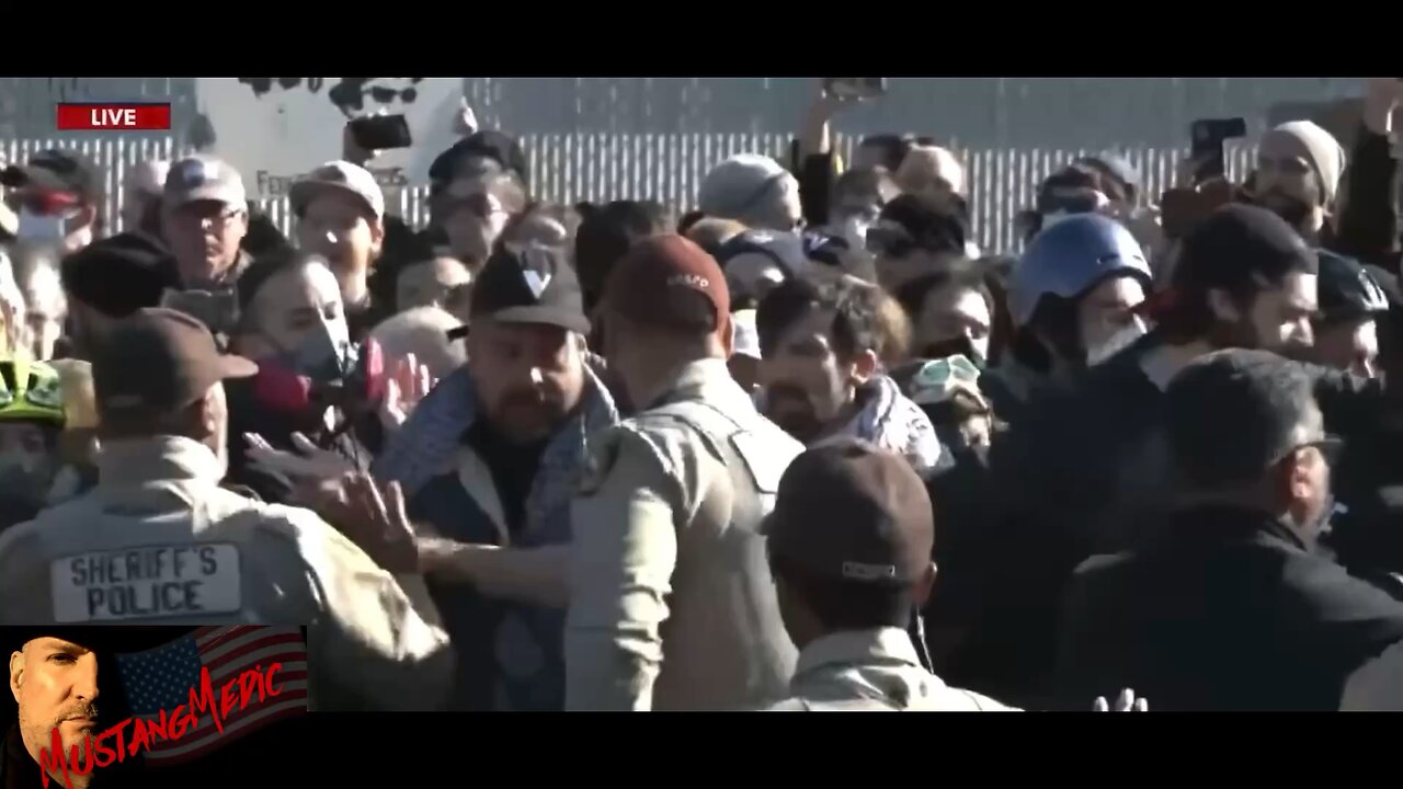 BREAKING NEWS:📣 Many protesters are getting arrested in Chicago outside of an ICE facility.