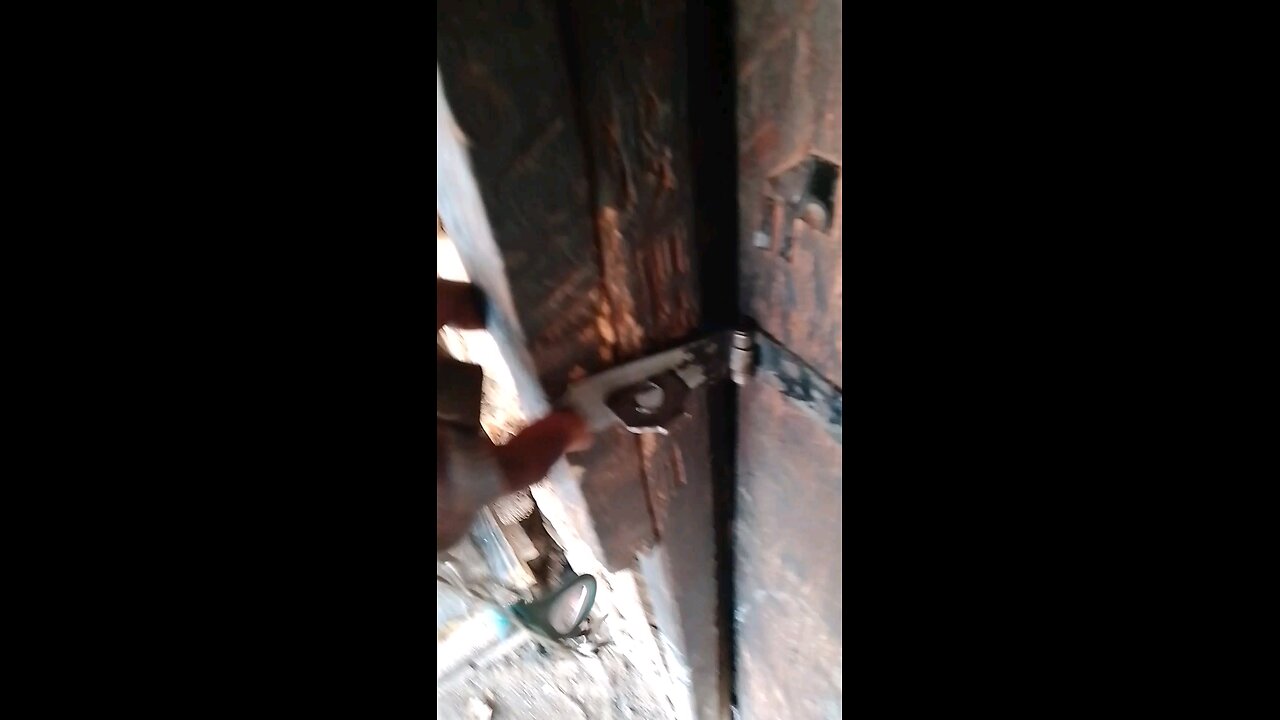 how to lock door