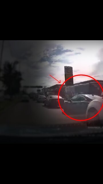 Una conductora recibe un “karma instantáneo” tras pelear en una avenida