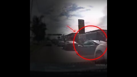 Una conductora recibe un “karma instantáneo” tras pelear en una avenida