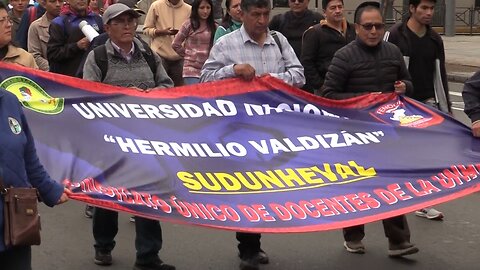 Docentes universitarios de Perú realizan paro por mejoras laborales