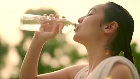 TÁC HẠI CỦA UỐNG QUÁ NHIỀU NƯỚC VỚI THẬN? LÀM GÌ KHI LỠ UỐNG QUÁ NHIỀU?