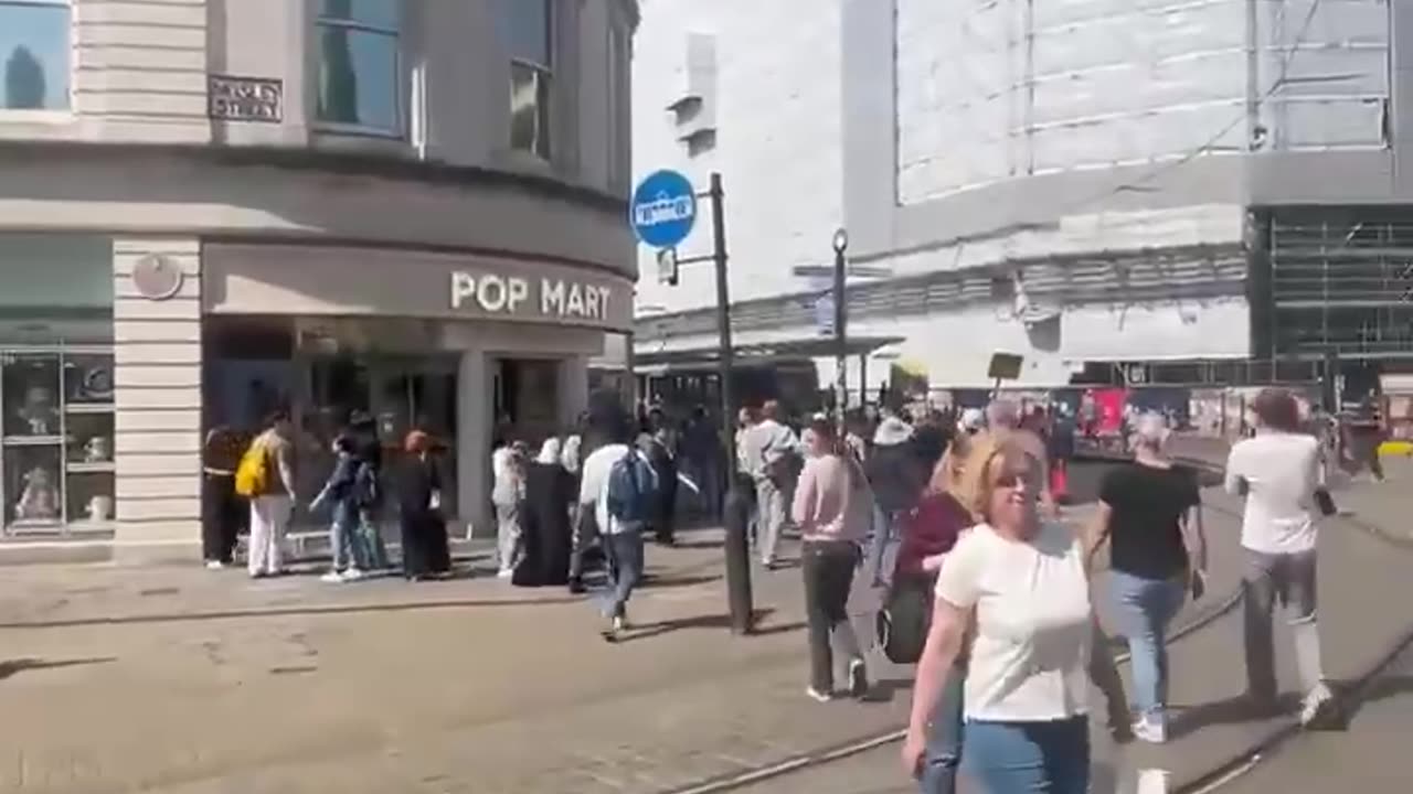 Trams in Manchester still without power