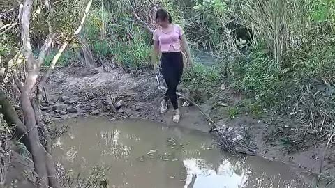 How to a village lady catching fish from pool