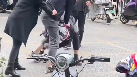 😡🚦 Road Rage EXPLOSION Between Motorcyclist & Grappler in China! | FCN