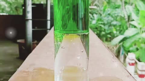 See why the color is not mixed in the bottle's water