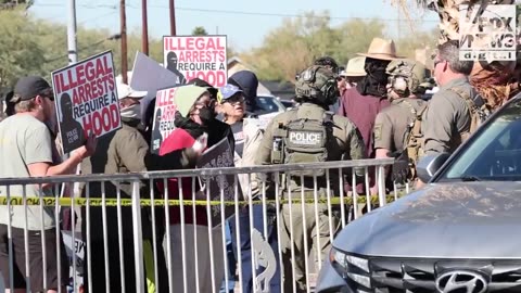 Protesters trap federal agents during raid