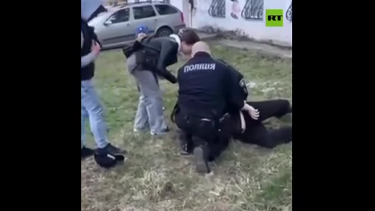 Traffico di esseri umani per la macchina da guerra.