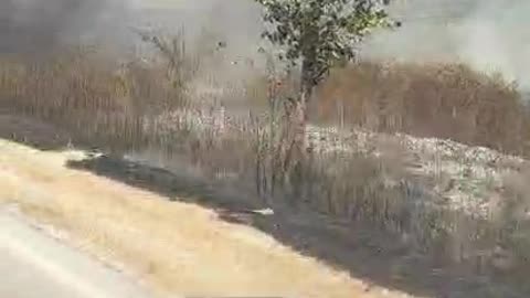 Zjarr në fshatin Rroms pranë autostradës Levan-Tepelenë