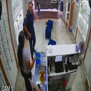 Ladrón aprovecha un descuido y roba un celular en óptica de Sabanalarga