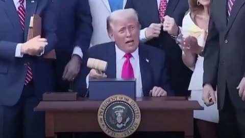 Trump firma y se felicita por su megaley
