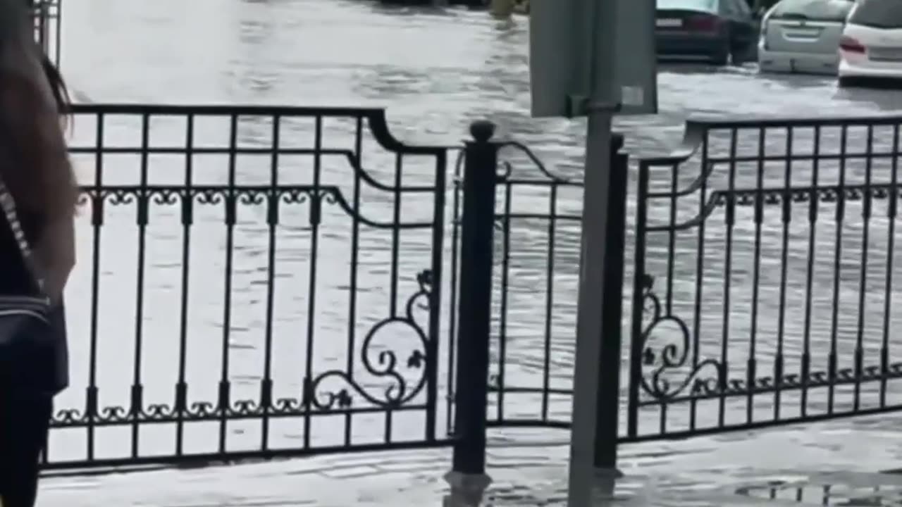 BĚLORUSKO 5.6.2025 - ULICE SE PROMĚNILY V ŘEKY, VÍTR LÁMAL STROMY