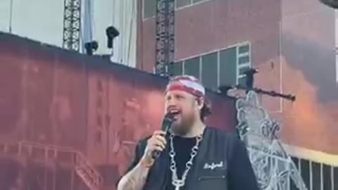 Artist Jelly Roll praises God at his concert in the middle of Portland.. 🔥🔥🔥