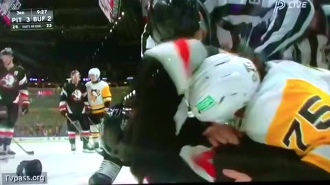 Penguins #75 Connor Clifton vs Sabres #19 Peyton Krebs 👊🏻🤜🏻🤛🏻✊🏻