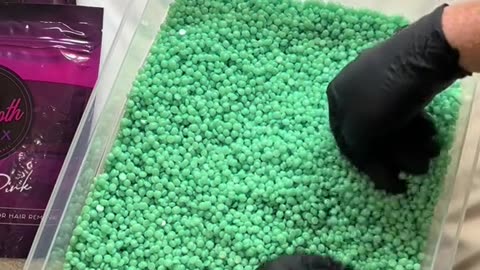 @courtneymcneillpowell Unboxes Sexy Smooth Emerald Enchantment Hard Wax | USA Mint Wax Review