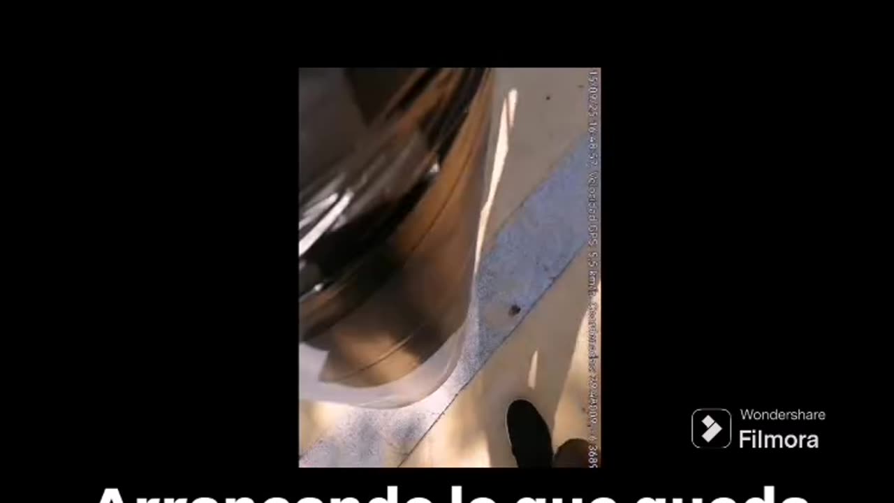 Arrancando lo que queda de un cartel que pone "Israel estado Asesino"