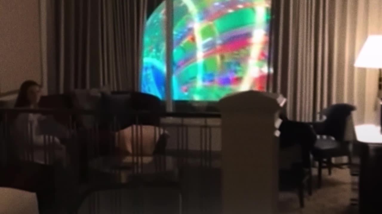 Curiosa ilusión óptica hace parecer que ventana tiene vistas a un portal intergaláctico