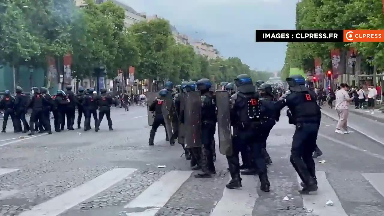 🇫🇷 Paris currently looks like a war zone. Again.