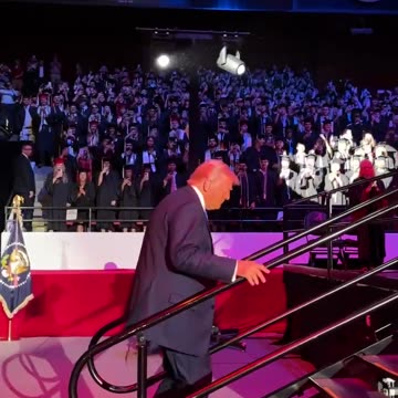 15000 students goes wild after Trump arrives in University in Alabama