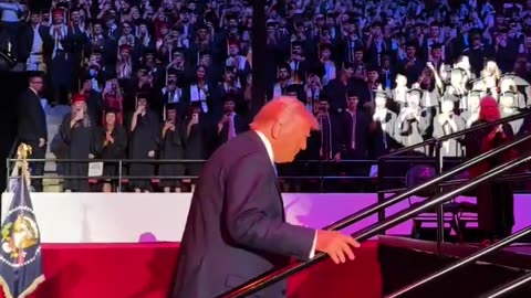15000 students goes wild after Trump arrives in University in Alabama