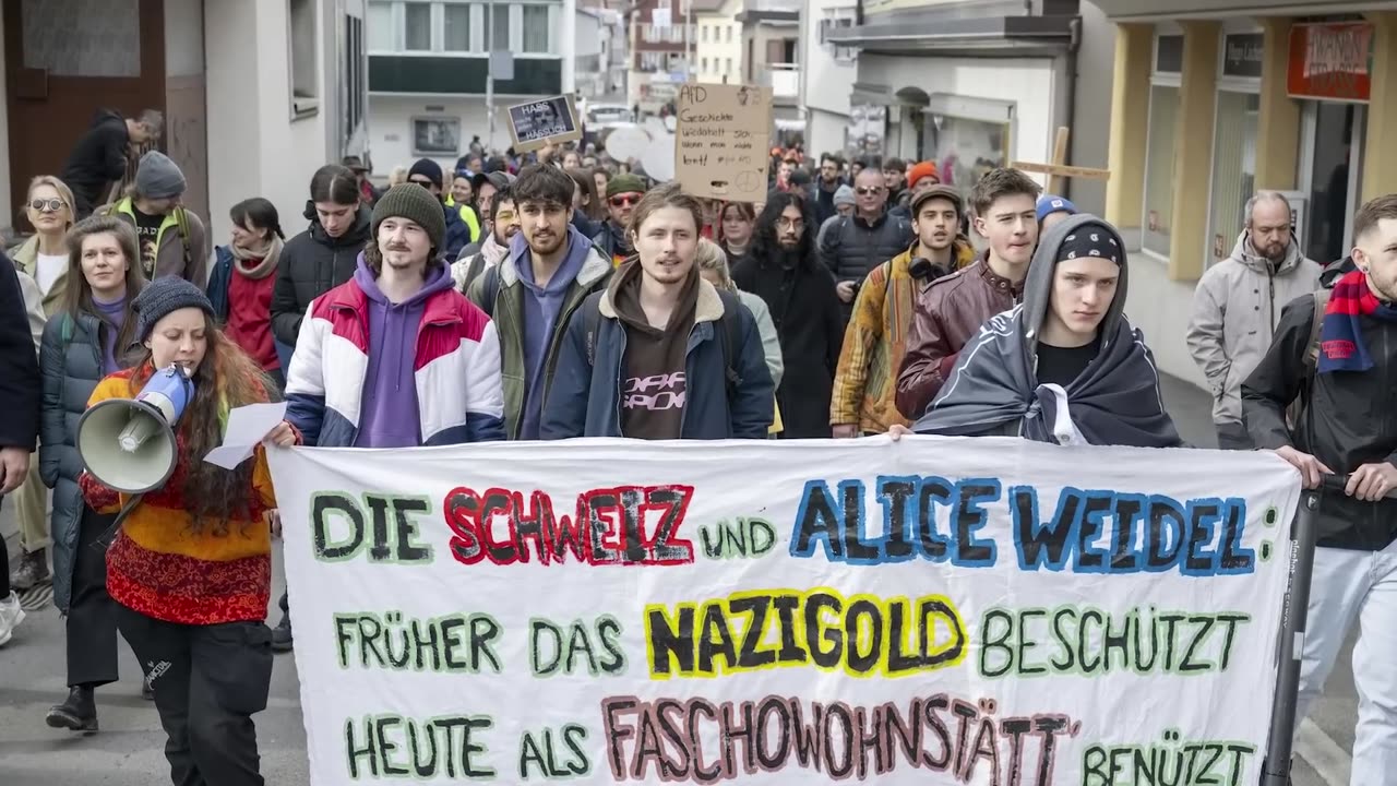 Richter verurteilt Satire-Journalist zu Haft – jetzt landet ER selbst auf der Anklagebank!