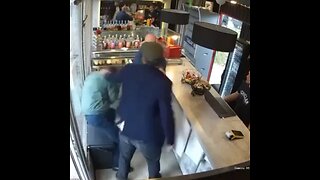 Un puñetazo a cambio de una taza de café